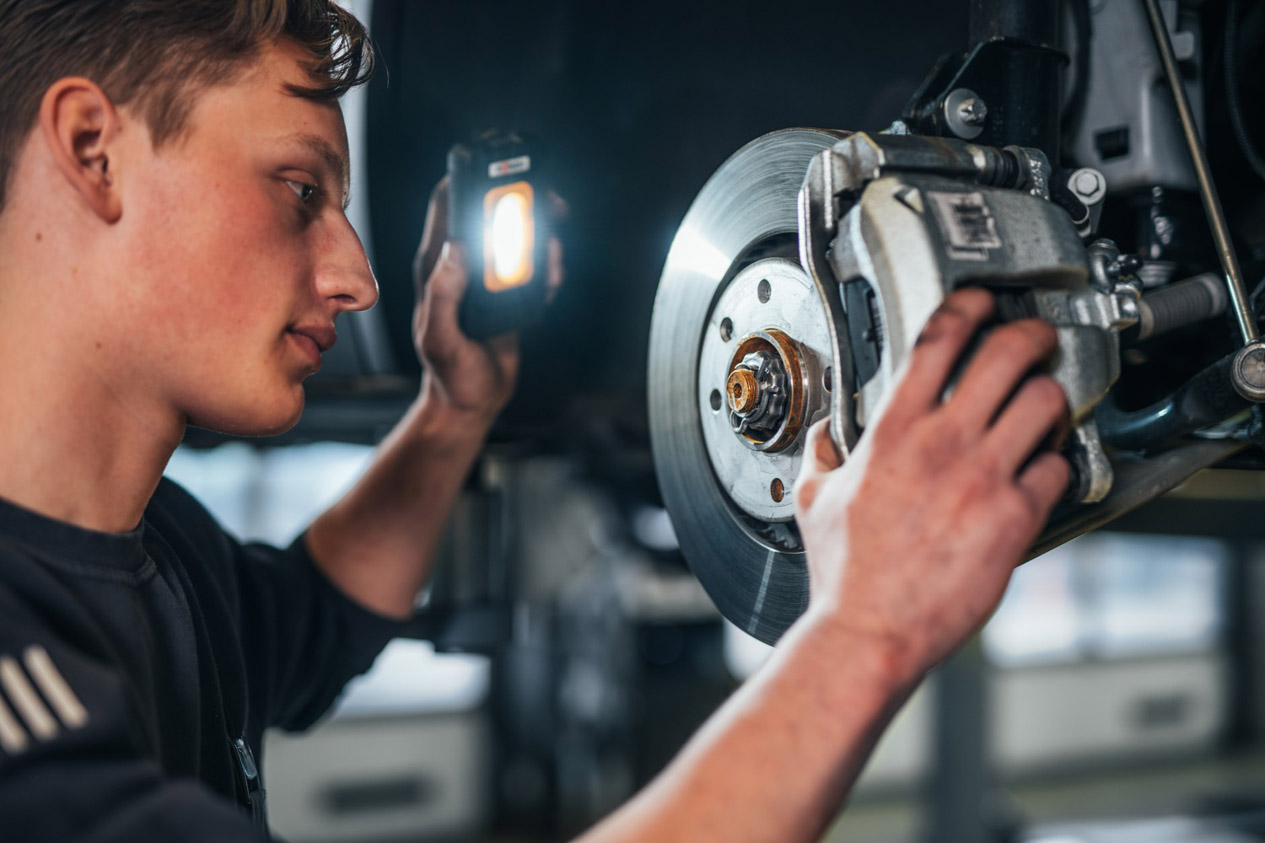 banden service monteur met zaklamp